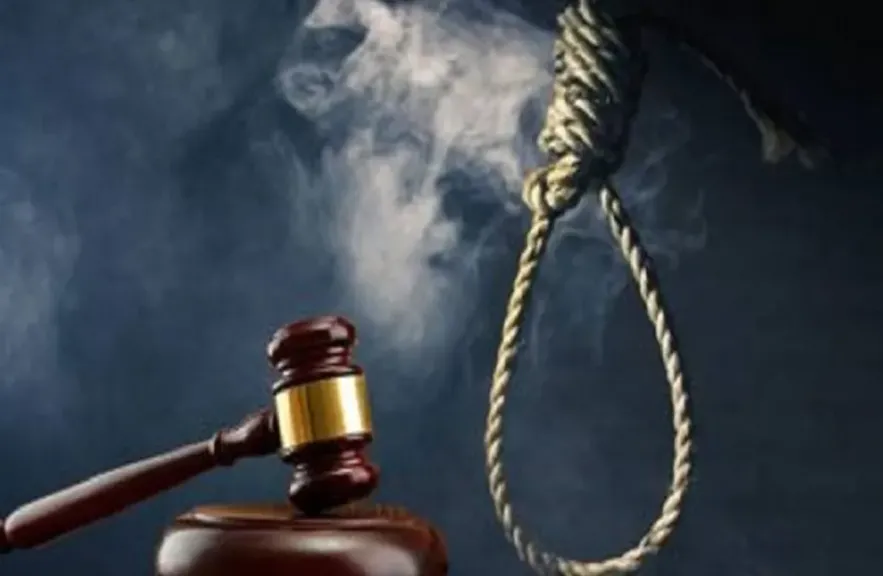 رقة من دفتر طفل تنقذ زوجة من الإعدام وتكشف القاتلة الحقيقية: مأساة عائلية تنقلب إلى انتصار للعدالة