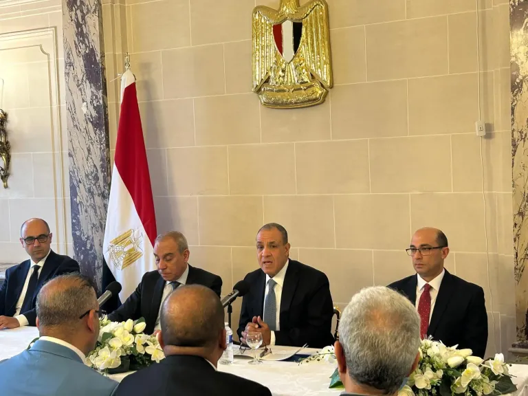 وزير الخارجية والهجرة يلتقي بأعضاء الجالية المصرية في باريس