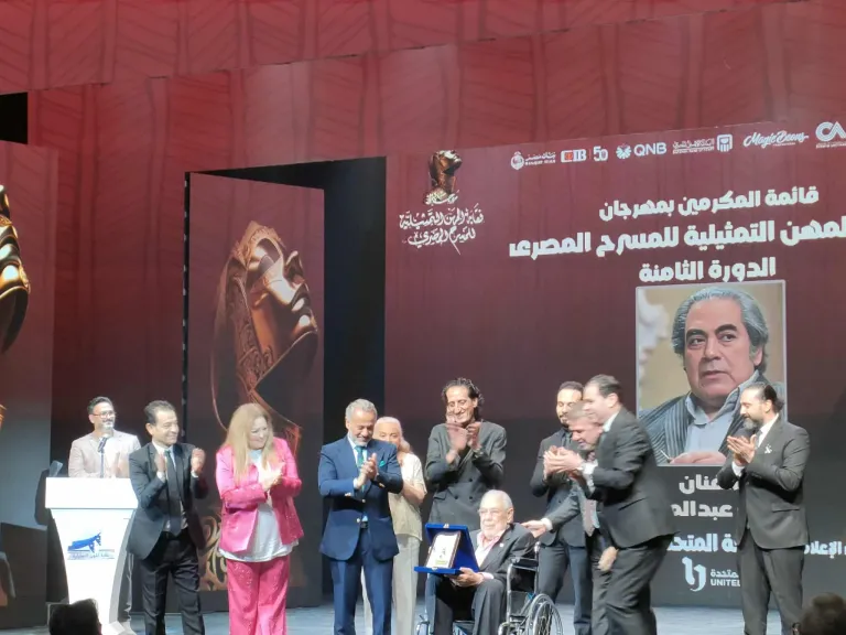 بعد تكريمه بمهرجان نقابة المهن التمثيلية للمسرح.. صبري عبدالمنعم: شكرا إنكم كرمتونا وإحنا عايشين الحمد الله إنكم لحقتونا