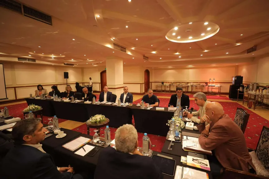 وزير السياحة يشدد على تطبيق معايير الجودة والسلامة الصحية داخل وحدات شقق الإجازات