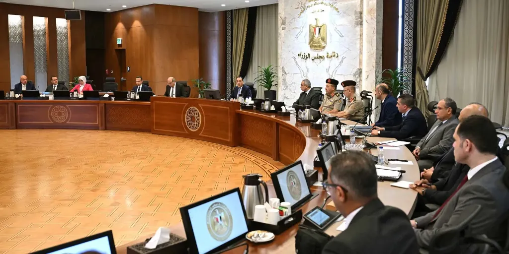 رئيس الوزراء يُتابع موقف مشروعات تطوير البُنى التحتية وأنظمة التأمين بالمطارات المصرية