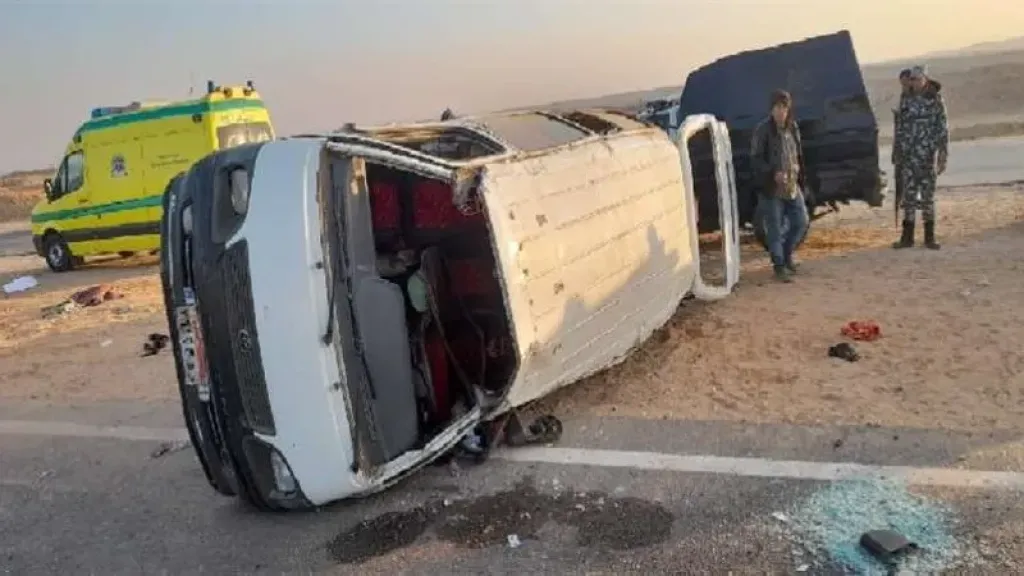 انقلاب ميكروباص قرب مدخل كوبري وادي القمر بالطريق الساحلي
