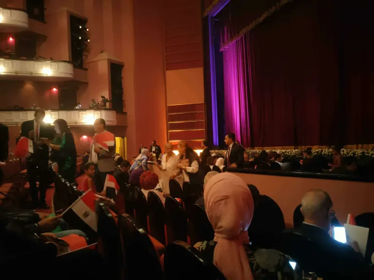 الورد الأبيض وعلم مصر يزينان المسرح الكبير في احتفالية نصر أكتوبر بالأوبرا