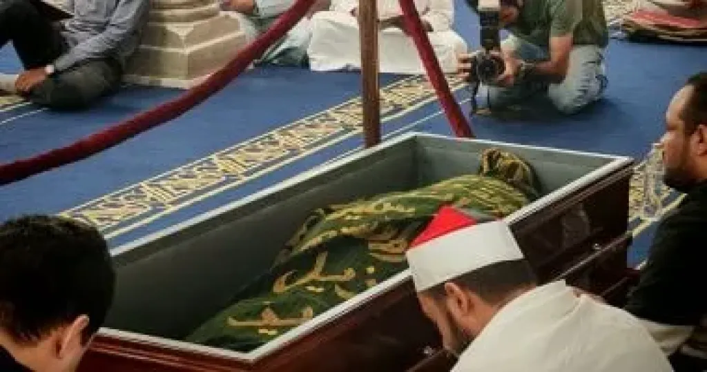 كُفن في كسوة الكعبة .. وصية الدكتور أحمد عمر هاشم الأخيرة