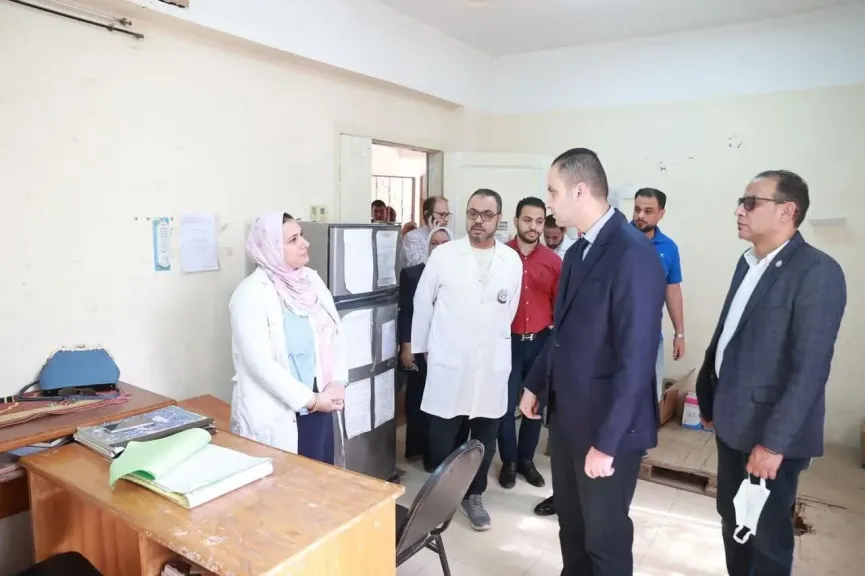 خلال زيارة مفاجئة للغربية.. إعفاء مديرة إدارة الصيدلة من منصبها وإحالة المتغيبين عن العمل بمركز رعاية أولية برما