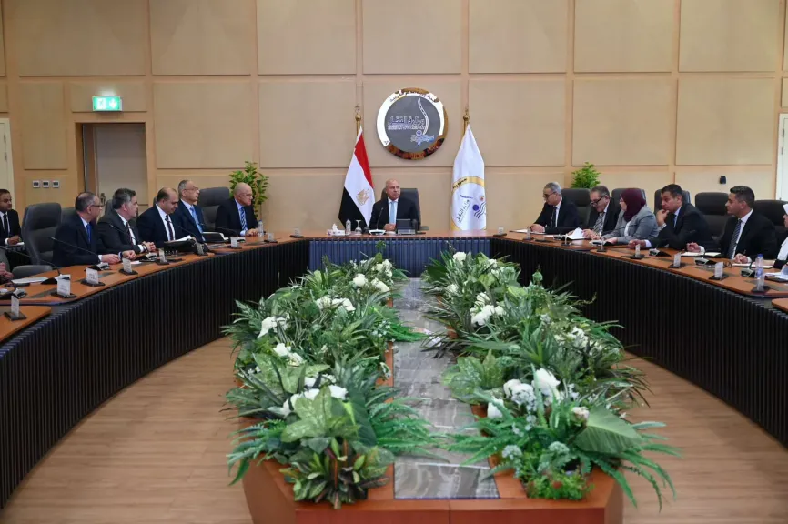 وزير الصناعة يبحث مع مصنعي الأسمنت استمرار تراجع الأسعار
