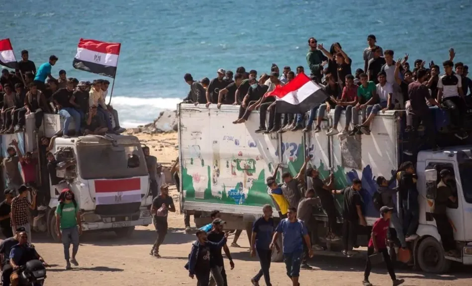 لجنة إغاثة غزة: 100 شاحنة مصرية انطلقت لإعادة العائلات النازحة من جنوب القطاع إلى الشمال