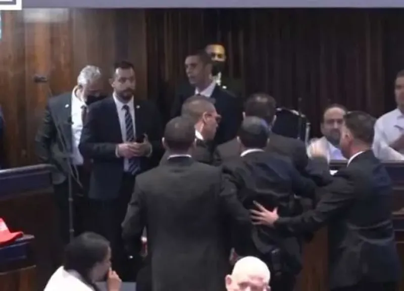 مشادات واشتباكات داخل الكنيست اثناء خطاب ترامب لهذا السبب