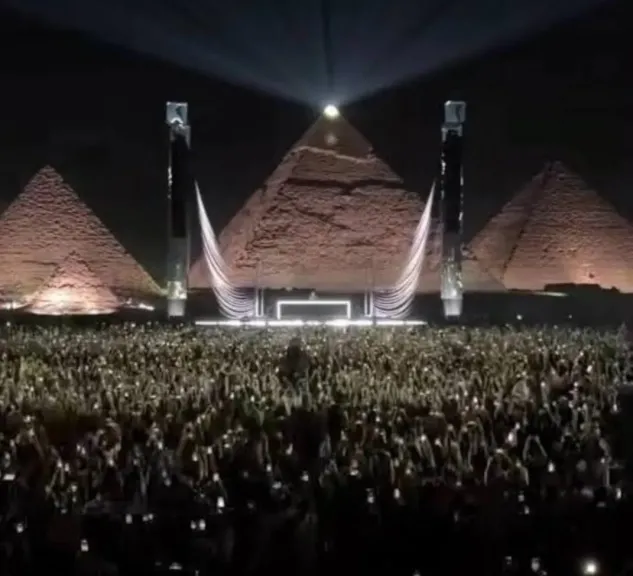حفل سفح الأهرامات يشعل السوشيال ميديا ورموز وعلامات ظهرت تثير تساؤلات المتابعين