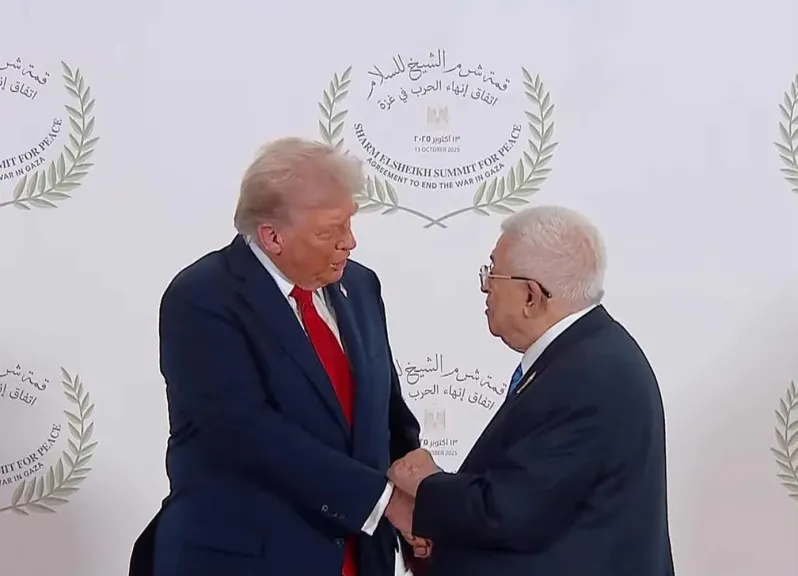 قمة شرم الشيخ للسلام.. حديث مطول بين عباس وترامب بشأن اتفاق غزة على منصة الصور التذكارية