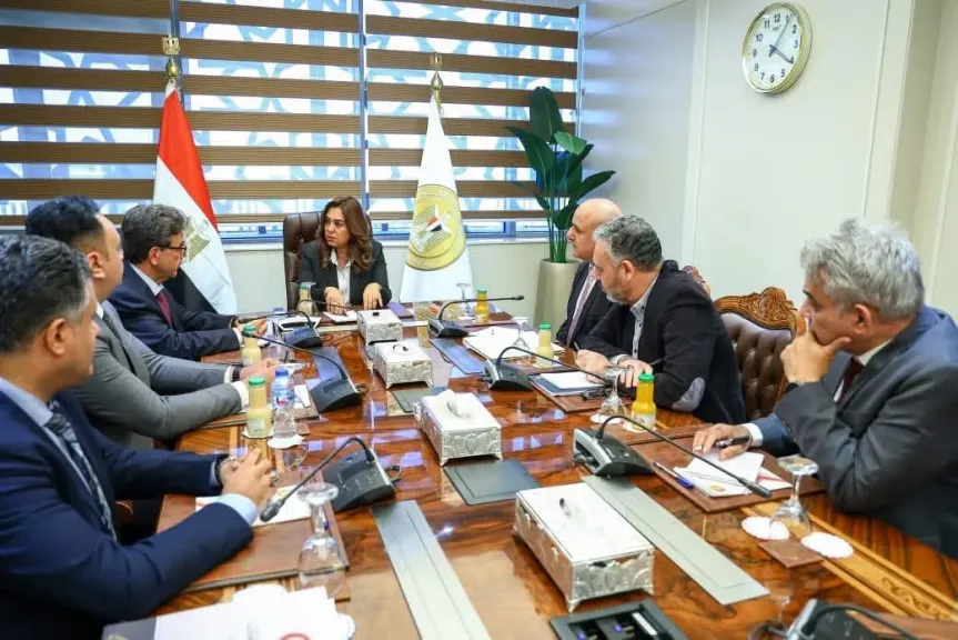 وزيرة التنمية المحلية تبحث مع نقيب الأطباء البيطريين عدداً من الملفات المشتركة بالمحافظات