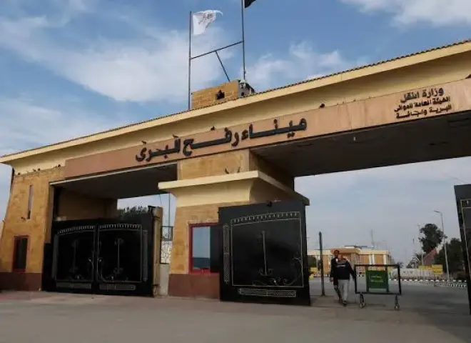 القناة 13 العبرية: معبر رفح لن يفتح الأربعاء وستُقلص المساعدات الإنسانية لغزة