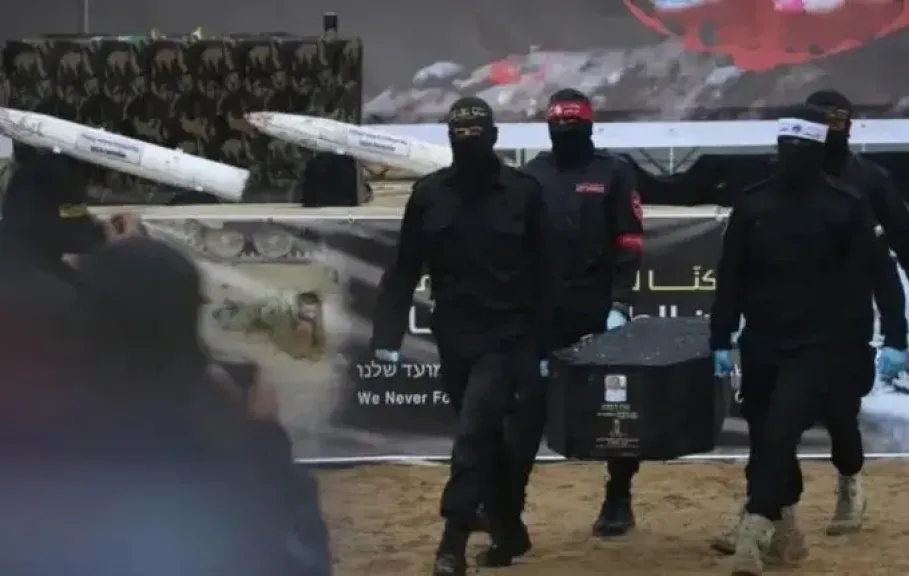 رويترز: حماس تبلغ الوسطاء بتسليمها جثامين 4 رهائن لإسرائيل الليلة