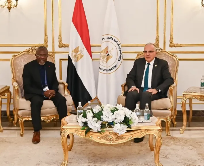 وزير الرى يلتقى المدير التنفيذي للجنة الوطنية لمياه الشرب والصرف الصحي بدولة ليبيريا