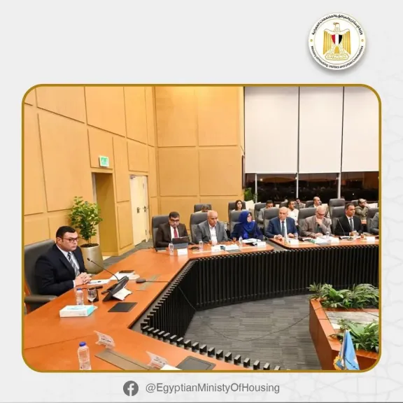 وزير الإسكان يعقد اجتماعا لمتابعة المشروعات السكنية بعددٍ من المدن والمحافظات