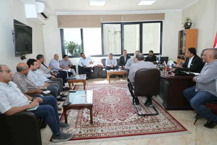 السكرتير العام المساعد لبني سويف يناقش إجراءات حل مشكلة تضرر الطريق الصحراوي الغربي