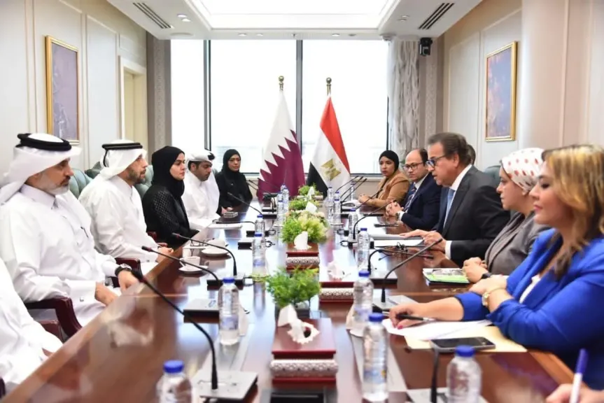وزير الصحة والسكان يستقبل وزير الصحة العامة بدولة قطر لبحث سبل التعاون المشترك