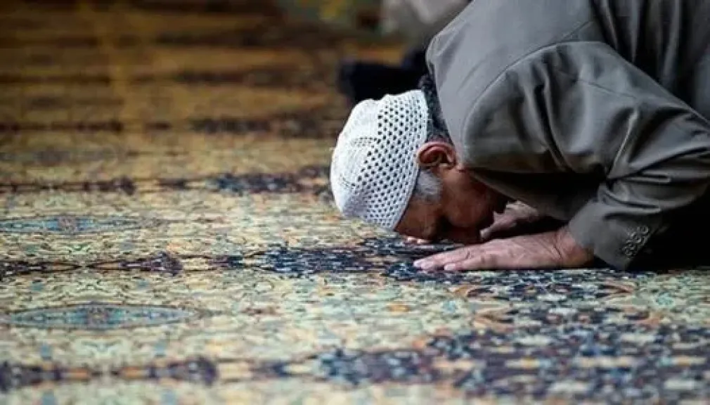 هل ابتلاع بقايا الطعام بين الأسنان يفسد الصلاة؟.. خطأ شائع احذر الوقوع فيه