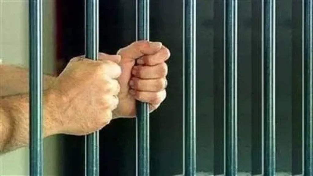 حبس المتهم بقتل طفلته وتعذيب شقيقها بأطفيح