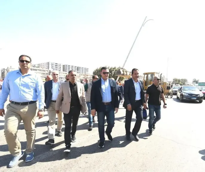 وزير الإسكان يتفقد الطرق والمحاور والميادين بمدينة العاشر من رمضان