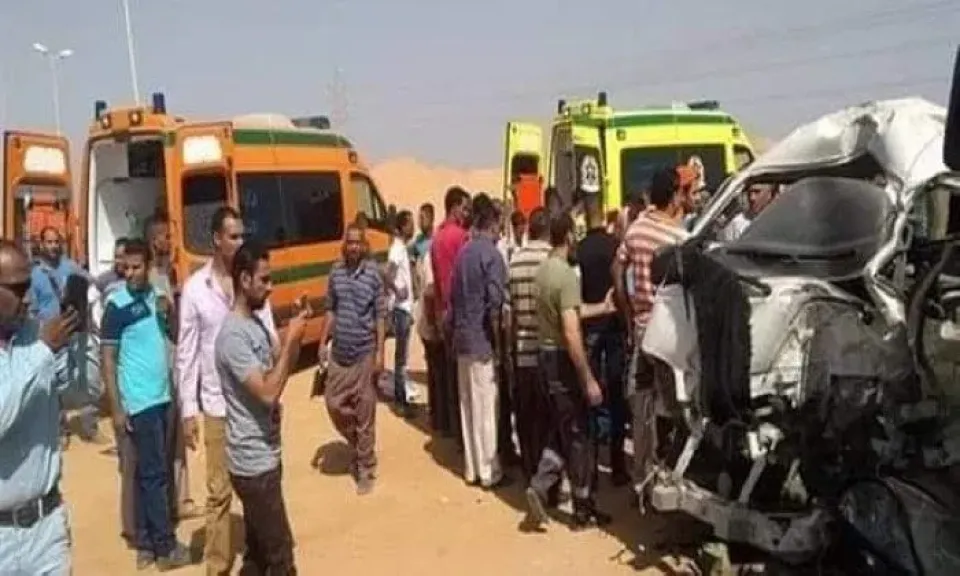مصرع شخص وإصابة آخر في انقلاب تريلا محملة بـ50 طن ذرة بنزلة الطريق الإقليمي بالمنوفية