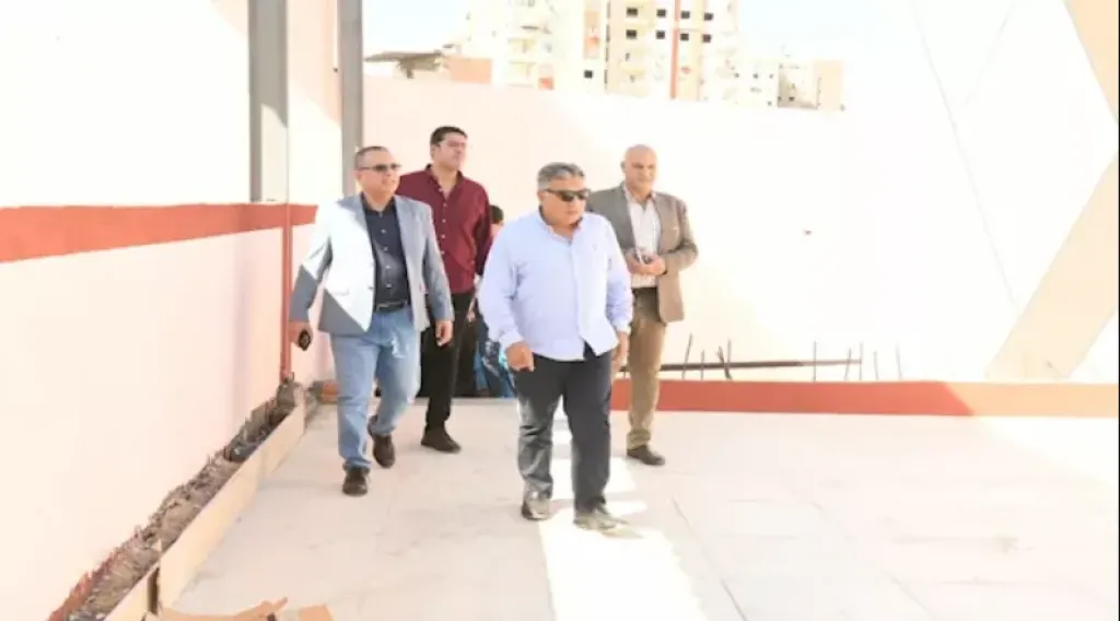 سيدة بالدقهلية تلقي ”كيس قمامة” أمام المحافظ من أعلي سطح منزلها .. والمحافظ يرد ”أعملولها محضر حالاً”