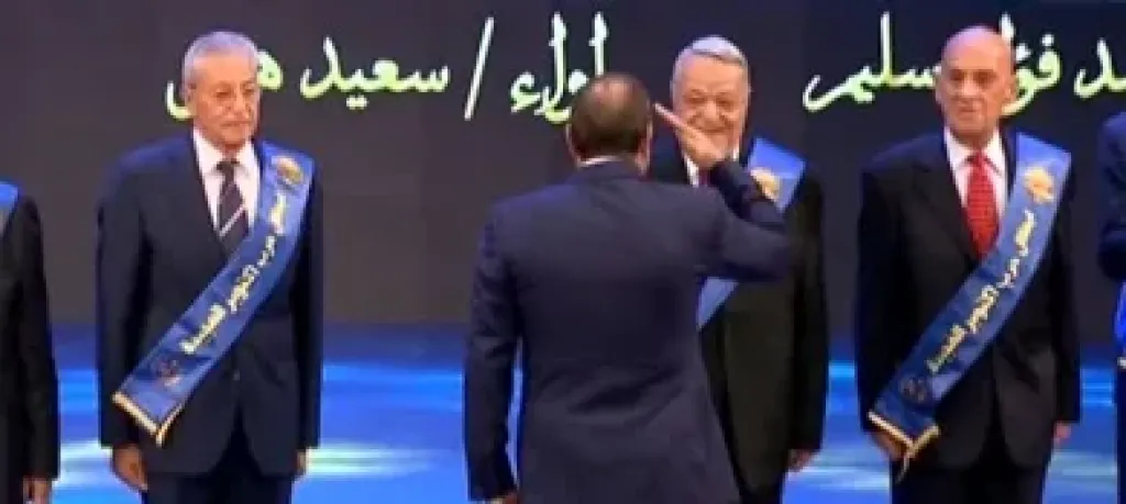 الرئيس السيسي يؤدي التحية العسكرية لأبطال حرب أكتوبر