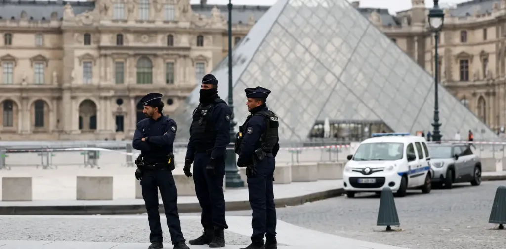 سرقة كبرى تهز متحف اللوفر في باريس.. اللصوص يسطون على مجوهرات ”لا تقدّر بثمن” في 7 دقائق فقط