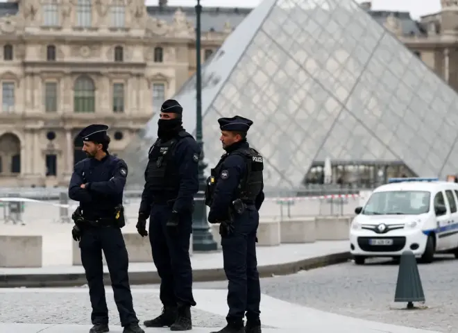 سرقة كبرى تهز متحف اللوفر في باريس.. اللصوص يسطون على مجوهرات ”لا تقدّر بثمن” في 7 دقائق فقط