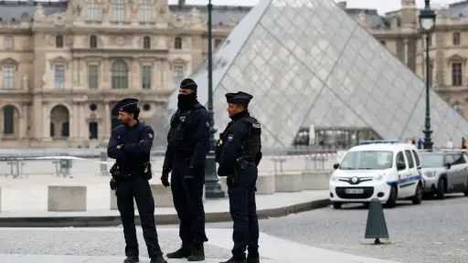 سرقة كبرى تهز متحف اللوفر في باريس.. اللصوص يسطون على مجوهرات ”لا تقدّر بثمن” في 7 دقائق فقط