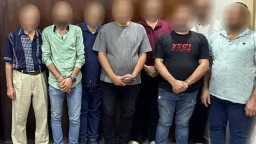 القبض على 8 أشخاص بتهمة احتجاز سيدة وإجبارها على توقيع إيصالات أمانة بالقاهرة