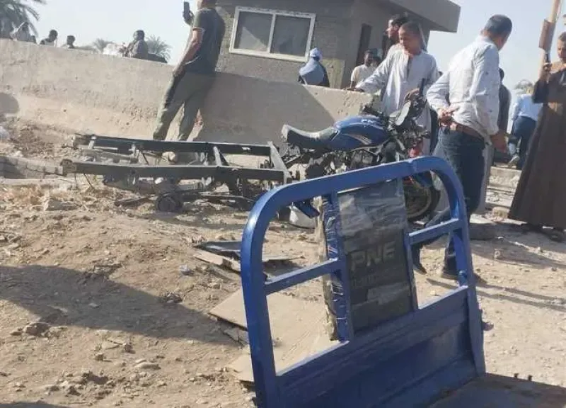 عامل يلقي مصرعة أسفل عجلات قطار بمزلقان أبوتشت بسبب ”تروسكل”