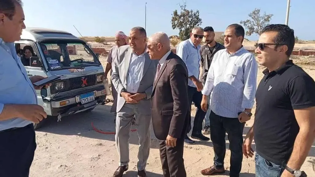 محافظ شمال سيناء يتوقف لمساعدة أسرة تعطلت سيارتهم على الطريق ببئر العبد