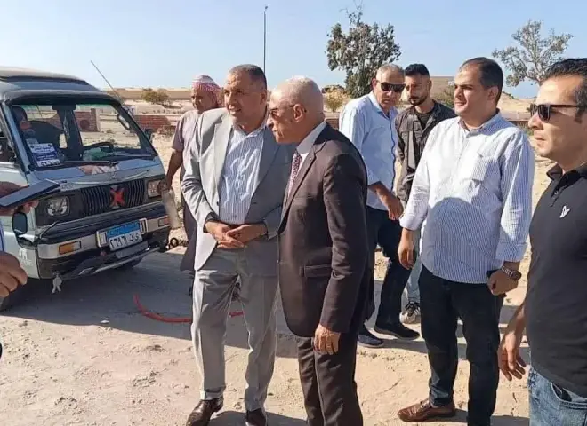 محافظ شمال سيناء يتوقف لمساعدة أسرة تعطلت سيارتهم على الطريق ببئر العبد