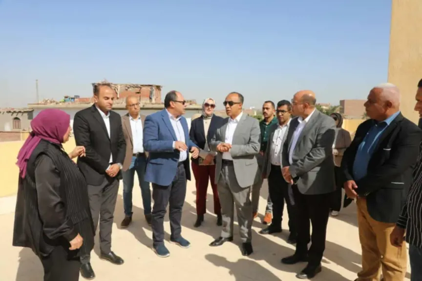 نائب محافظ المنيا ورئيس هيئة تنمية الصعيد يتفقدان المشروعات التنموية بالعدوة وشرق النيل