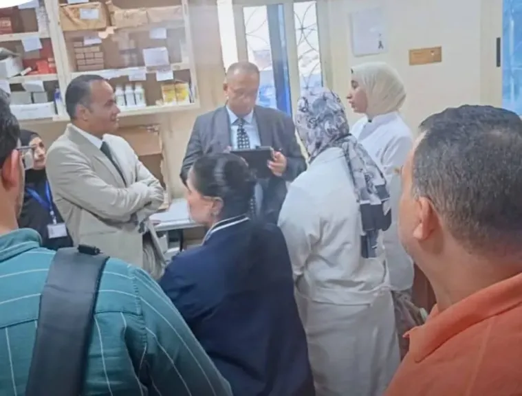 مدير الخدمات الطبيه والفنية بالمؤسسه العلاجية في جوله تفقديه لمستشفي مبره المعادي