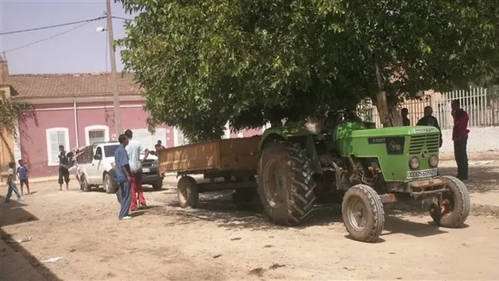 مصرع طفل أسفل عجلات جرار زراعي أثناء اللعب أمام منزله بالفيوم