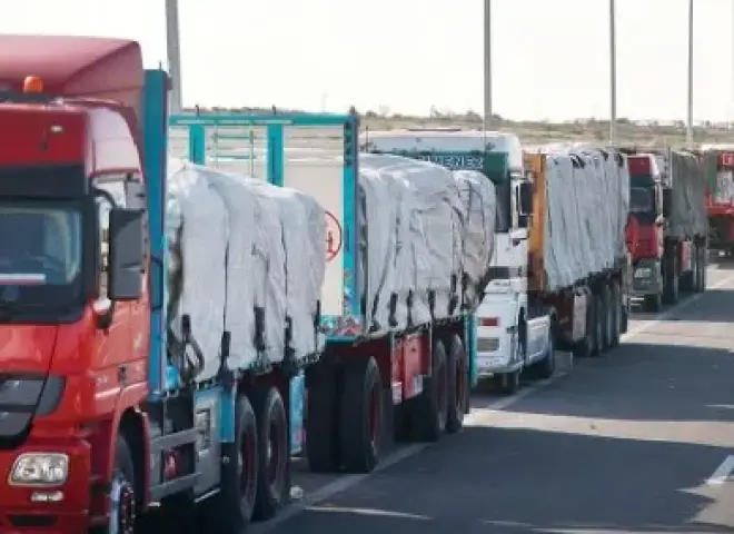 إدخال 215 شاحنة مساعدات من معبر رفح لإغاثة قطاع غزة