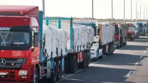 إدخال 215 شاحنة مساعدات من معبر رفح لإغاثة قطاع غزة