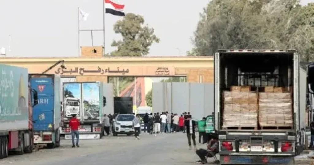 235 شاحنة مساعدات تغادر معبر رفح البري إلى كرم أبو سالم لإغاثة قطاع غزة
