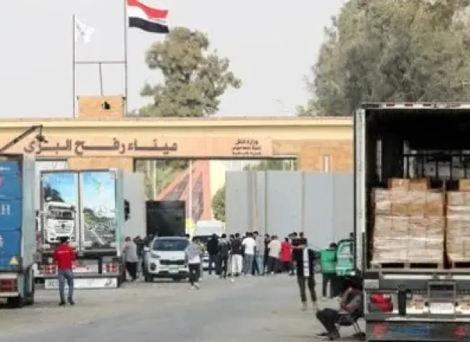 235 شاحنة مساعدات تغادر معبر رفح البري إلى كرم أبو سالم لإغاثة قطاع غزة