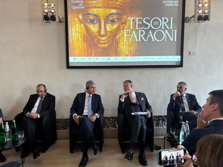 وزير السياحة والآثار المصري ووزير الثقافة الإيطالي يعقدان مؤتمرًا صحفيًا حول معرض كنوز الفراعنة