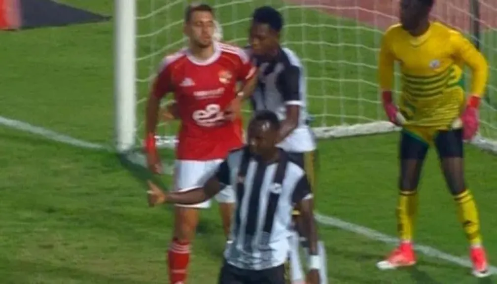 طرد مثير للجدل يربك الأهلي المصري في دوري أبطال أفريقيا طرد مثير للجدل يربك الأهلي المصري في دوري أبطال أفريقيا