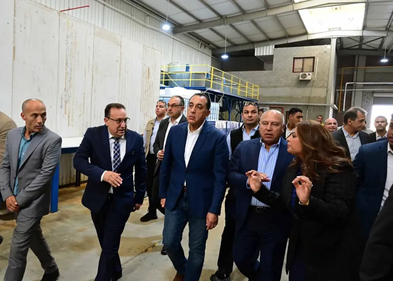 رئيس الوزراء يفتتح مصنع ”سيناي للمستلزمات الطبية”  لتوطين صناعة القفازات الطبية رئيس الوزراء يفتتح مصنع ”سيناي للمستلزمات الطبية”  لتوطين صناعة القفازات الطبية
