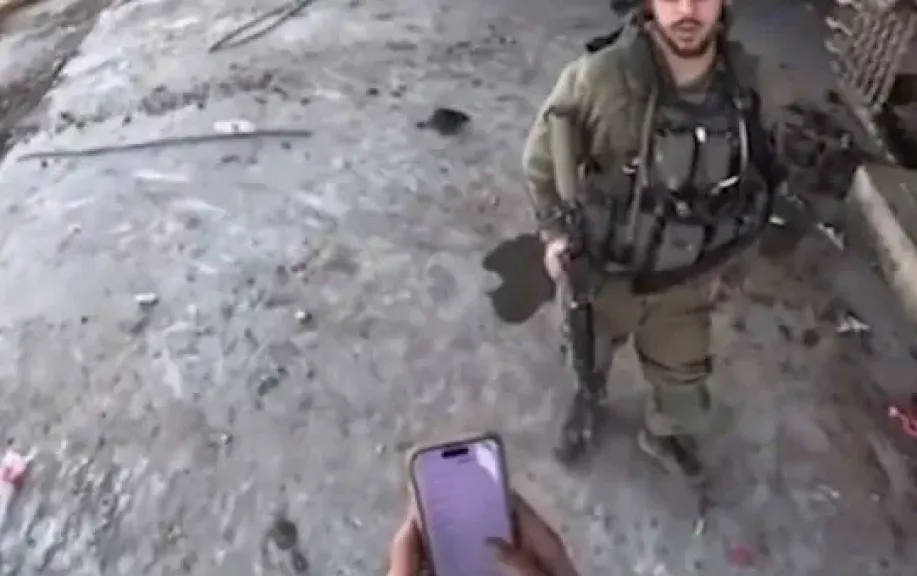 أحدهم كان يتصفح هاتفه.. مشاهد لهجوم قوة إسرائيلية بغزة خلال المعارك مع... أحدهم كان يتصفح هاتفه.. مشاهد لهجوم قوة إسرائيلية بغزة خلال المعارك مع المقاومة