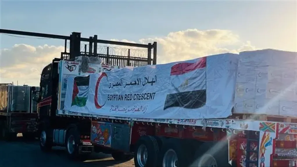 مصر تواصل إرسال مساعداتها إلى غزة.. وصول شحنات وقود وغاز مصر تواصل إرسال مساعداتها إلى غزة.. وصول شحنات وقود وغاز