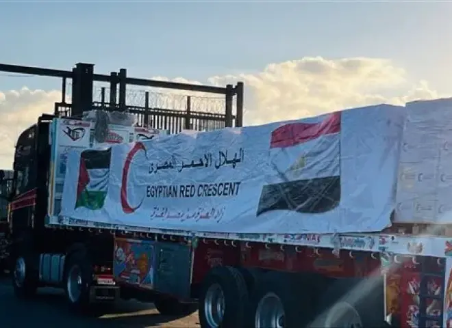 مصر تواصل إرسال مساعداتها إلى غزة.. وصول شحنات وقود وغاز مصر تواصل إرسال مساعداتها إلى غزة.. وصول شحنات وقود وغاز