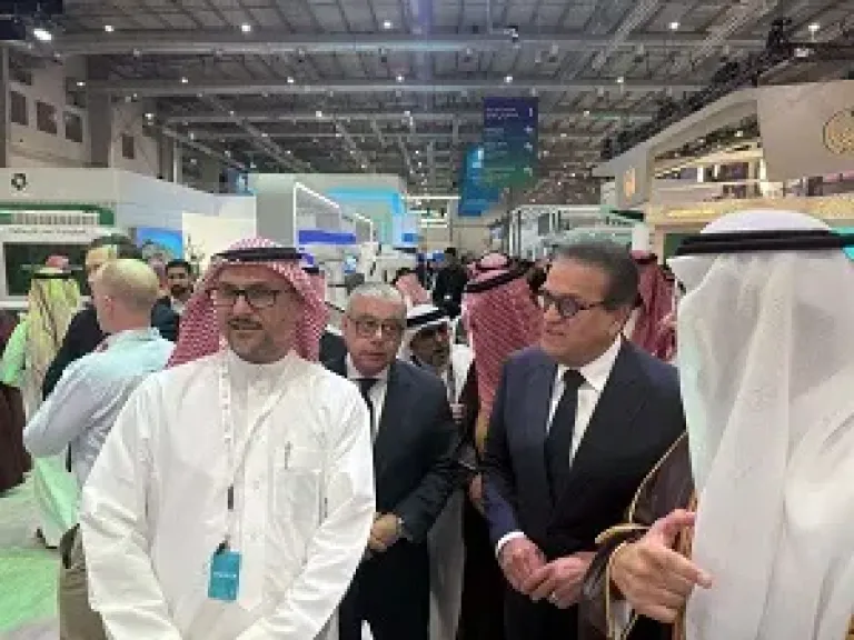 وزير الصحة يتفقد المعرض الطبي المنعقد على هامش ملتقى الصحة العالمي بالسعودية وزير الصحة يتفقد المعرض الطبي المنعقد على هامش ملتقى الصحة العالمي بالسعودية
