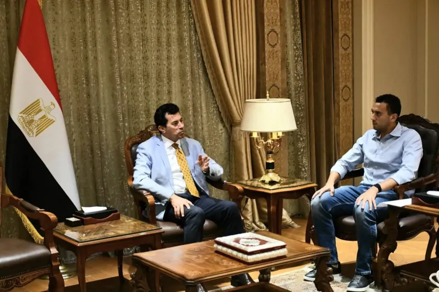 وزير الرياضة يلتقي البطل الاولمبي احمد الجندي وزير الرياضة يلتقي البطل الاولمبي احمد الجندي