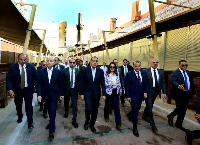رئيس الوزراء يفتتح مشروع تطوير سوق العتبة بعد اكتمال الأعمال وإعادة تأهيلها رئيس الوزراء يفتتح مشروع تطوير سوق العتبة بعد اكتمال الأعمال وإعادة تأهيلها